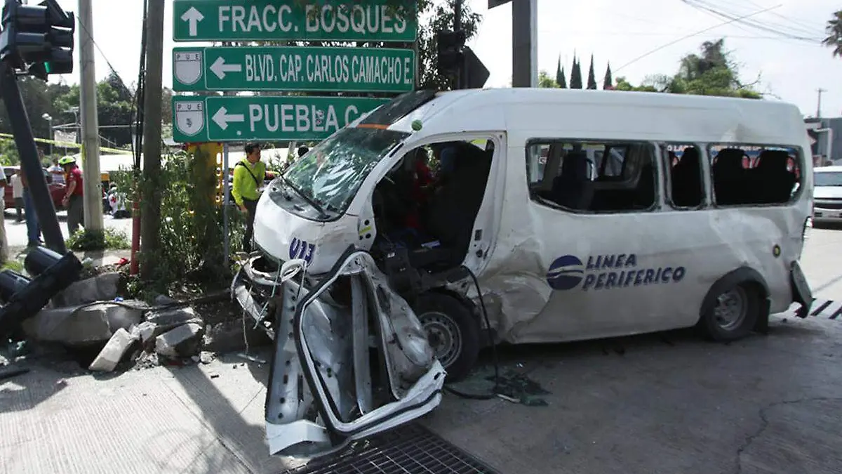 accidente de linea periferico y camioneta particular 12